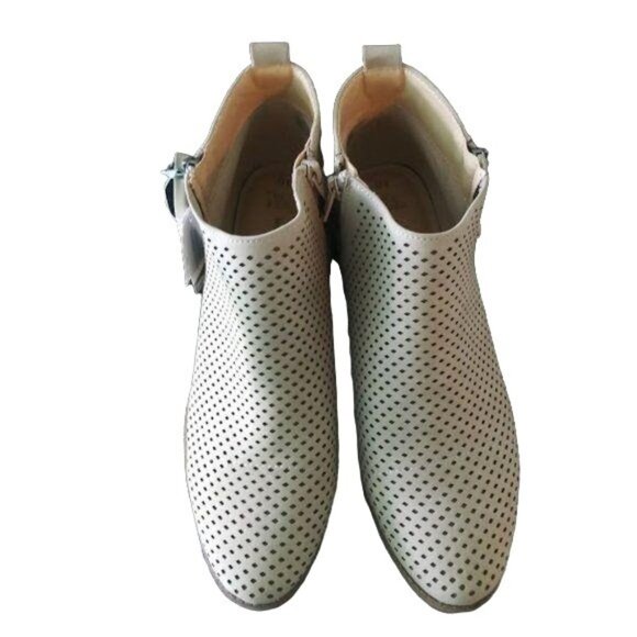 Time And Tru Beige Perforated Micro-Suede Side Zipper Ankle Booties Size 9 - Picture 4 of 9